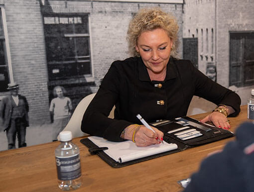 Margriet Steenbergen aan het werk op kantoor